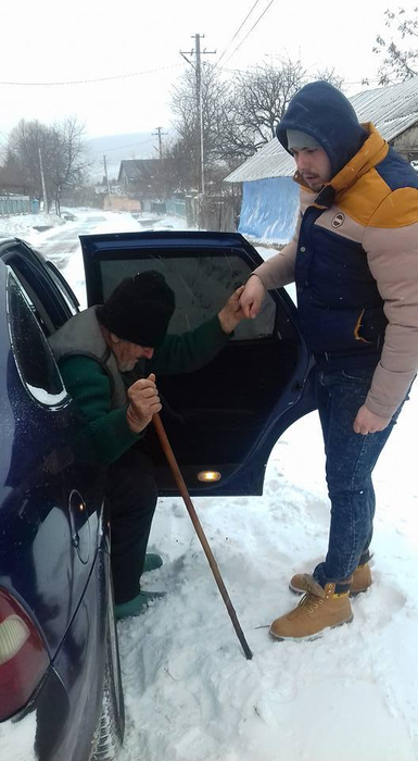 Iată ce s-a întâmplat cu bătrânul din Roman pe care nici un medic nu l-a băgat în seamă. Un tânăr l-a găsit îngheţat în faţa spitalului, iar apoi…