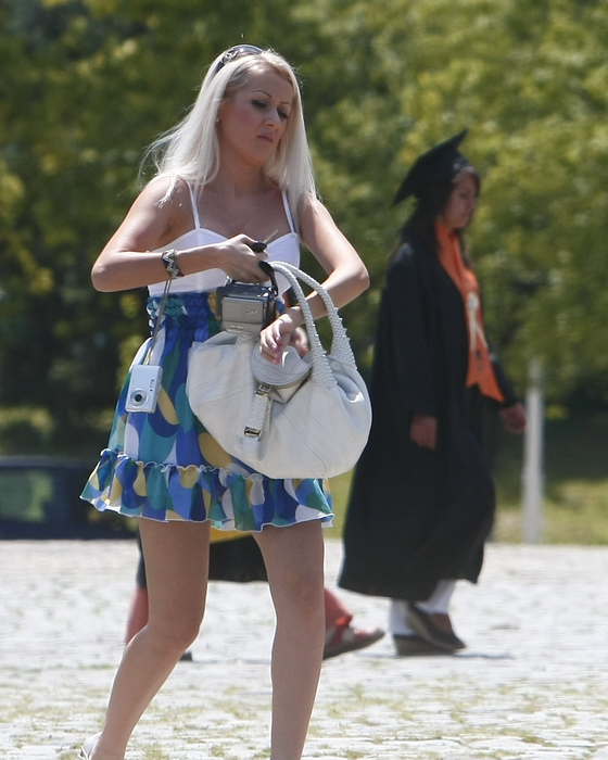 Raluca Tănase, jumătatea blondă de la ”Bambi”, şi-a arătat şi ea bombeul