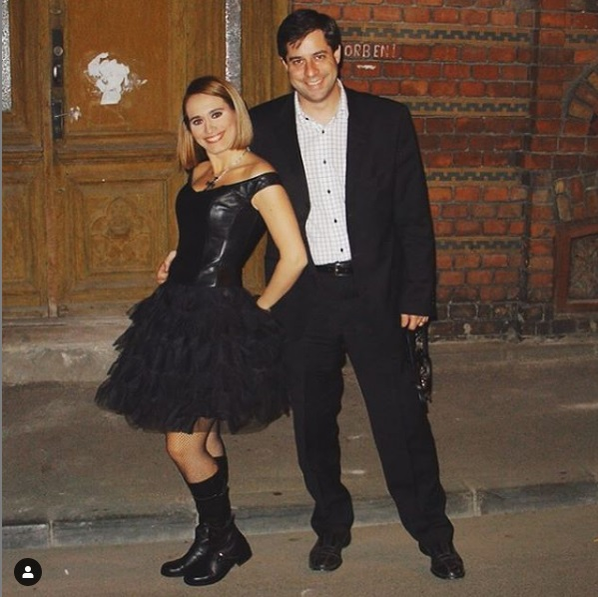 Andreea Esca, din nou în fața altarului. Ce rochie sexy a purtat vedeta Pro TV și cum a reacționat Mircea Badea când a văzut-o