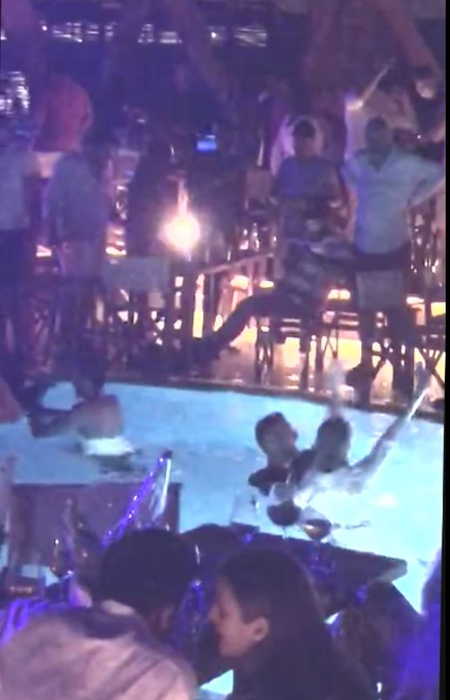 Ioana Boureanu s-a aruncat în piscină, alături de patru prieteni
