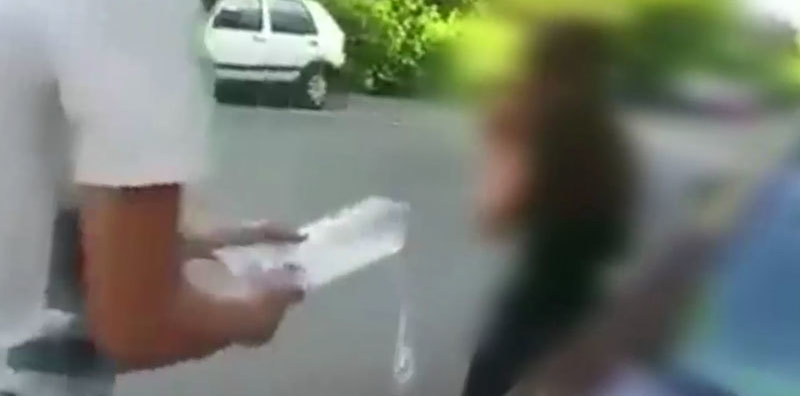 Adolescenta a fost stropită cu apă