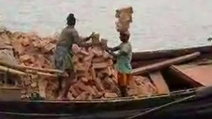 Sa vezi si sa nu crezi! O minora din Africa cara zeci de bucati de caramida cu ajutorul capului!