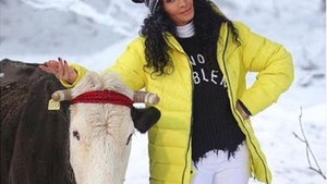 Mihaela Rădulescu a muls vaca la “Ferma“ cu bluză de mătase și palton Chanel: “Mi-a plăcut ideea”