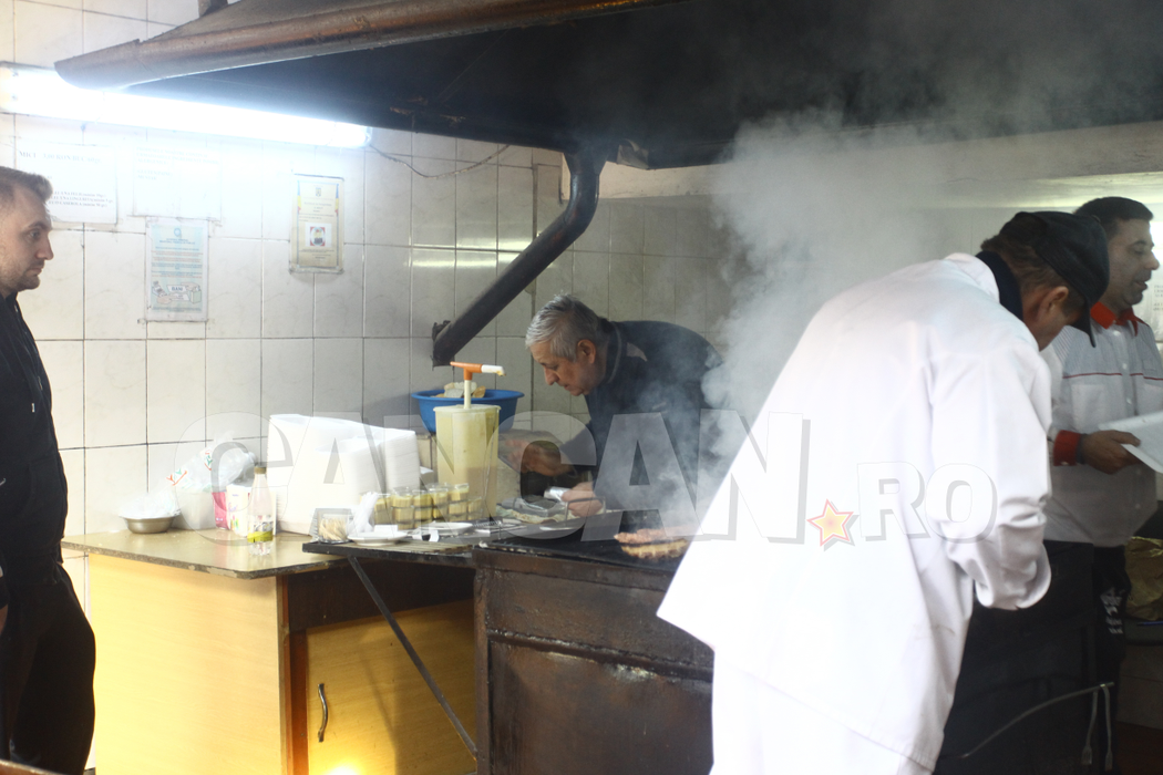 Super-grătar pentru un deţinut milionar. Celebrul Cocoşatu a avut comandă fermă de mici la… închisoare!