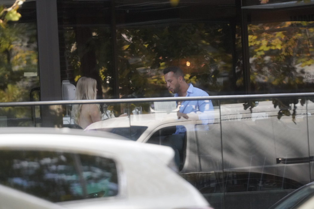 Tristan Tate, la restaurant, alături de o misterioasă blondină