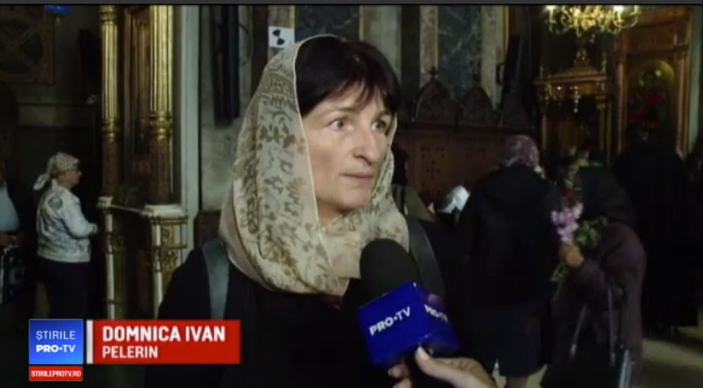 Domnica Ivan, o femeie din București, i-a mulțumit Sfântei Parascheva că a scăpat de boală prin rugăciuni © captură video Pro TV