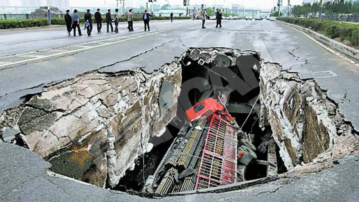 Camion de mare tonaj, inghitit de asfalt