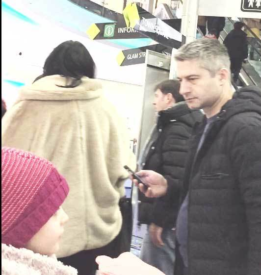 Tudor Muşat a fost un partener de shopping desăvârşit, chiar dacă a stat mai tot timpul cu ochii în telefon