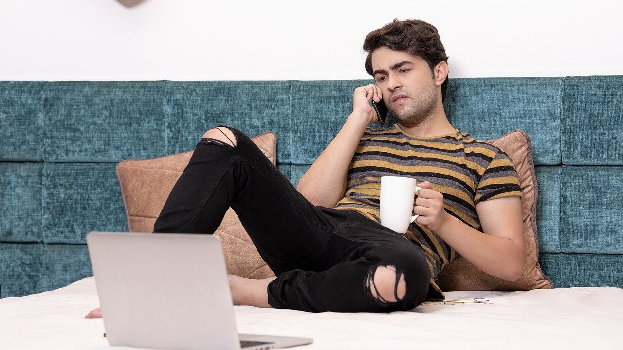 Un bărbat din Iași a rămas fără replică după ce și-a văzut apartamentul, închiriat unor videochat-iste. Cum arătau „picturile” de pe pereți