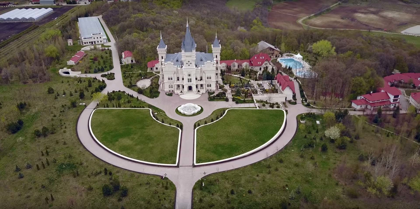 Palatul impresionant din Moldova al lui Anatol Stati