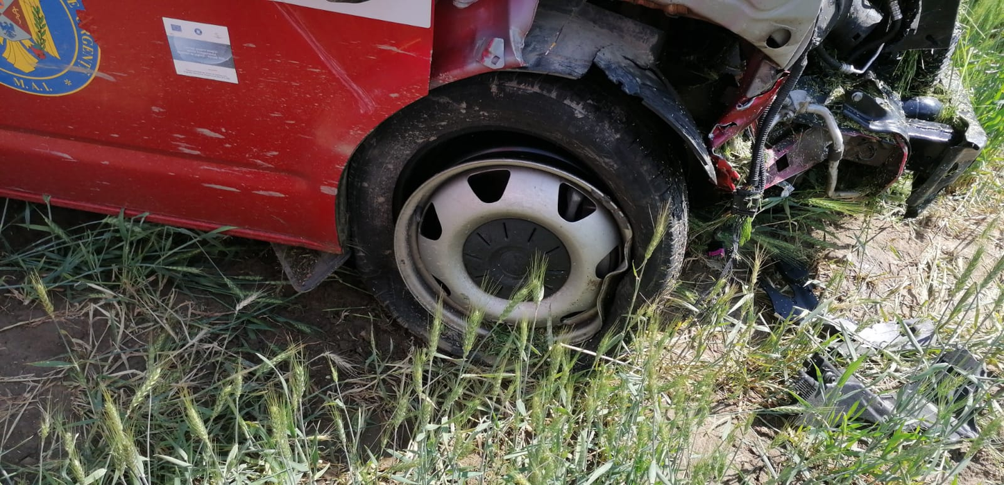 Ambulanță SMURD Bacău implicată într-un accident rutier cu o căruță: ”Unii sunt inconștienți…”