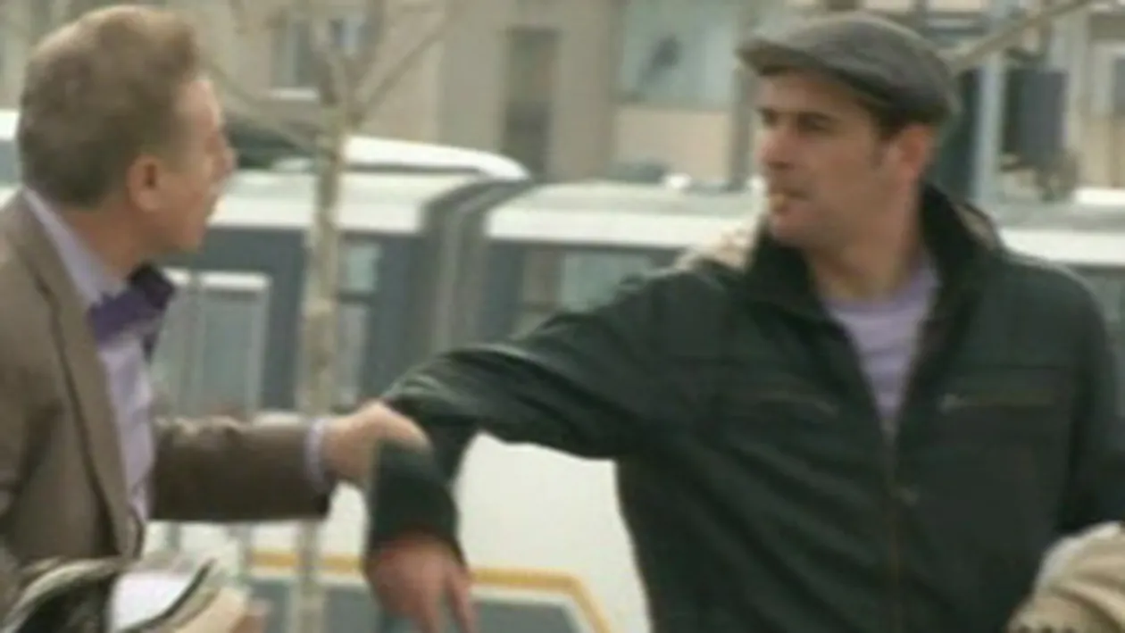 FOTO Constantin Enceanu si-a gasit hainele de scena de vanzare in intersectie!