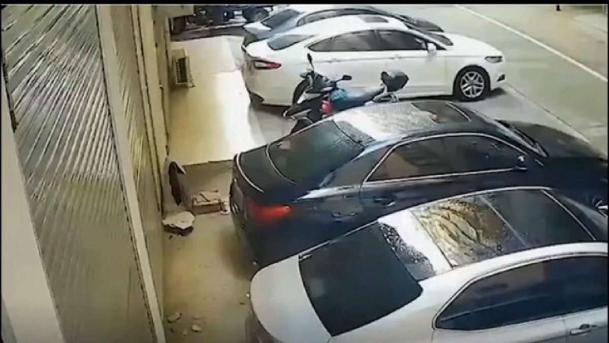 Imagini șocante! A căzut de la balcon în timpul unei partide de amor