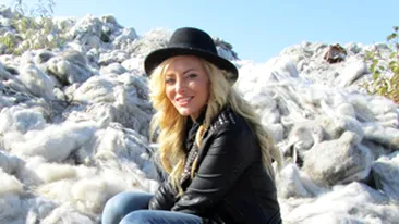 Delia Matache este mare gospodina! Ii place sa spele vasele in vazul lumii!