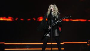 Madonna s-a prăbușit pe scenă în fața fanilor! Momentul s-a viralizat rapid. VIDEO