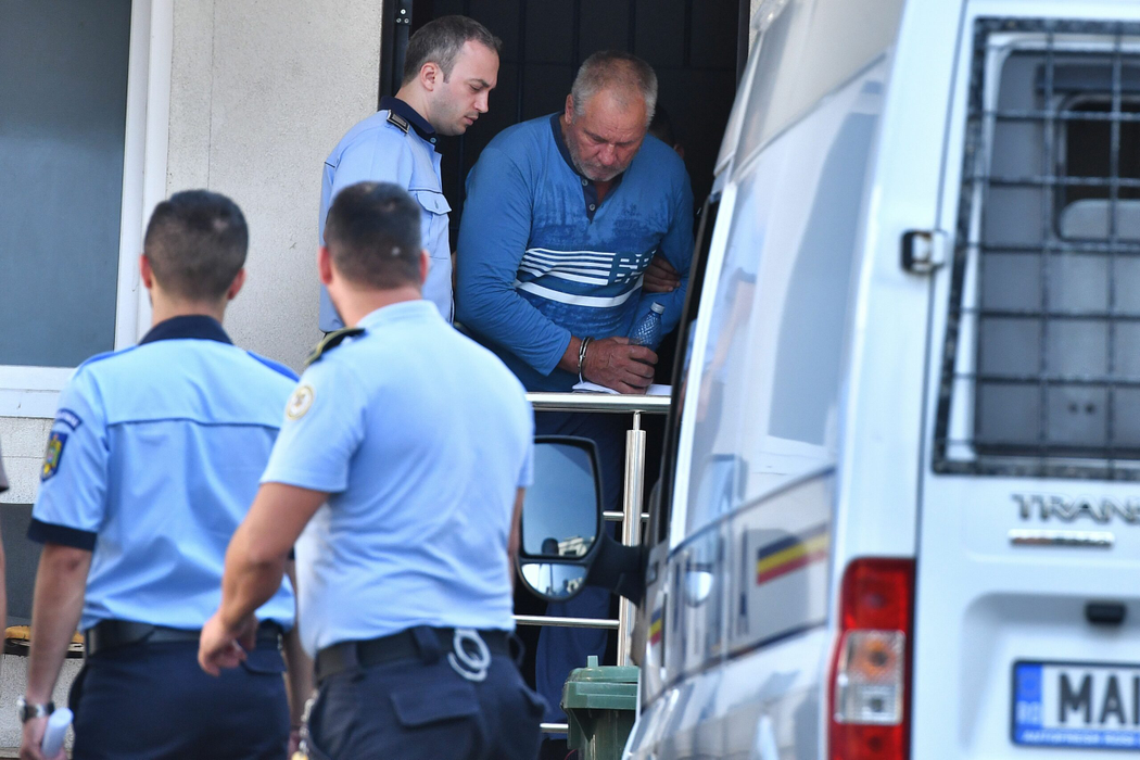 Gheorghe Dinca, principalul suspect in ancheta privind cele doua tinere rapite si ucise, paraseste insotit de politisti, sediul Curtii de Apel Craiova, marti 30 iulie 2019. REMUS BADEA / MEDIAFAX FOTO