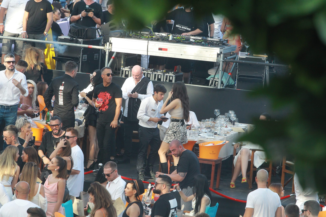 Viviana Sposub, George Burcea și ”soacra” lui s-au distrat, în club, la mare