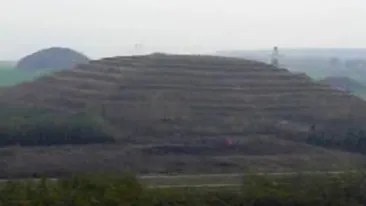 VIDEO Extraterestrii  au lasat urme  pe Pamant! O piramida din vestul Chinei, pista de aterizare pentru OZN-uri?!