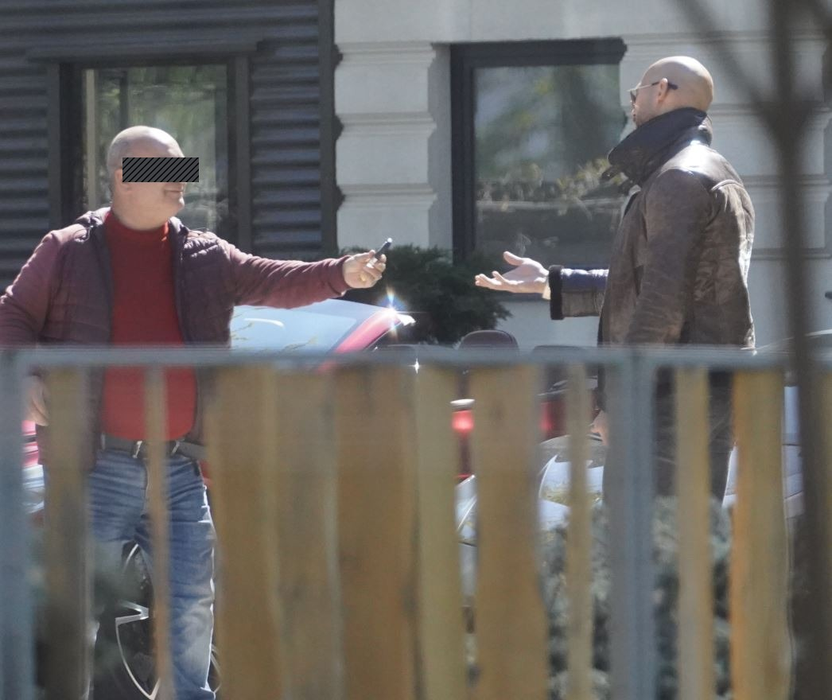 Andrew "Cobra" Tate recuperează cheile mașinii de la un parcagiu (Foto: CANCAN.RO)