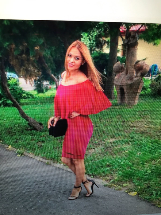Alina, una dintre secretare, la şedinţa foto din curtea sediului central al PSD