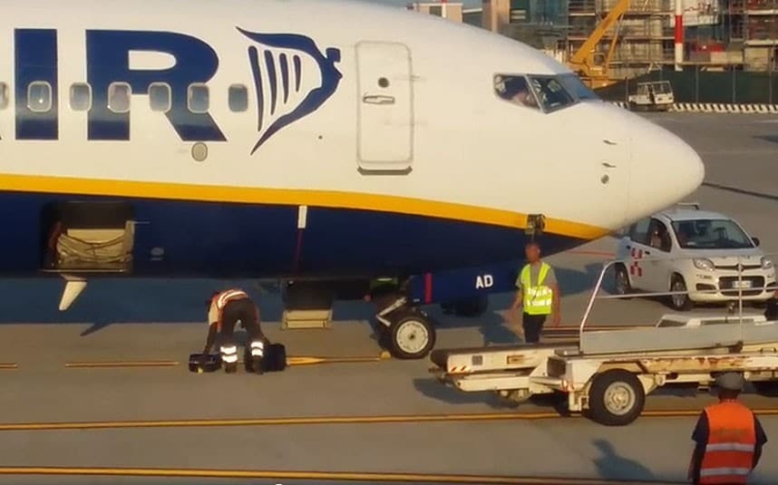 S-a urcat în avion la fel precum ceilalţi pasageri, dar stewardesele au chemat rapid Poliţia! Ce făcuse atât de grav bărbatul de a trebuit scos cu forţa