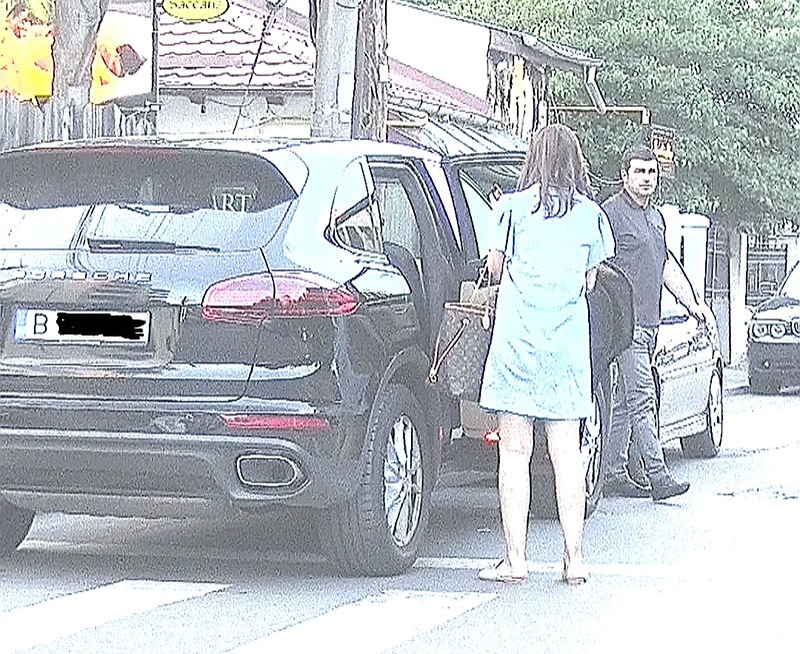 Simona a mai întârziat puţin deoarece şi-a luat geanta de pe bancheta din spate a maşinii