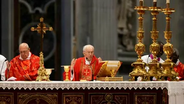 La Vatican a început conclavul pentru alegerea următorului Papă. Ce se întâmplă în interiorul Capelei Sixtine