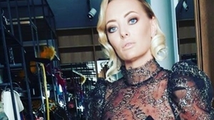 Delia, apariţie de senzaţie la petrecerea de nuntă a surorii ei! Artista a adoptat un look inspirat din filmul ”Great Gatsby”