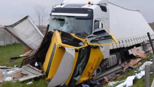 Grav accident pe DN1. Un TIR s-a răsturnat peste o maşină, două persoane au murit