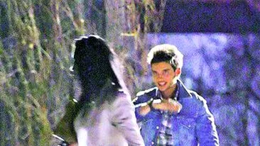 Vedeta din Pariu cu viata e playboy si in viata de zi cu zi. Sarut pasional cu iubita unui milionar