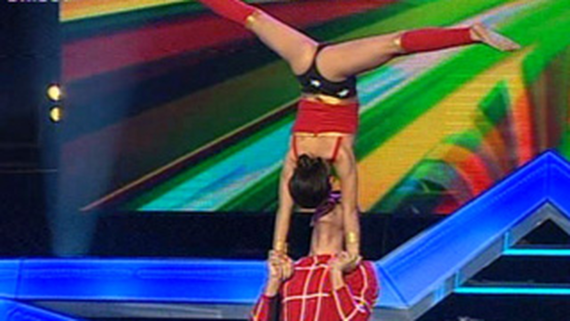 Spider Man a venit in platoul de la "Romanii au talent"! Vezi cum a escaladat decorurile cu panzele sale si de ce a ras Femeia Fantastica de miscarile lui