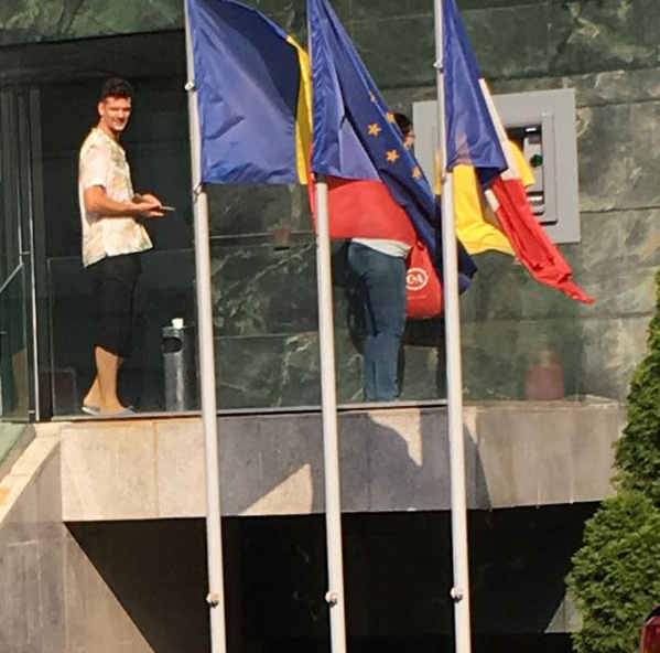Tudor Chirilă a făcut ”blat” cu o angajată, pentru a scoate o sumă de bani de la bancomat!