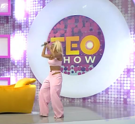 Cum a apărut îmbrăcată Anda Adam într-o emisiune TV. A furat toate privirile