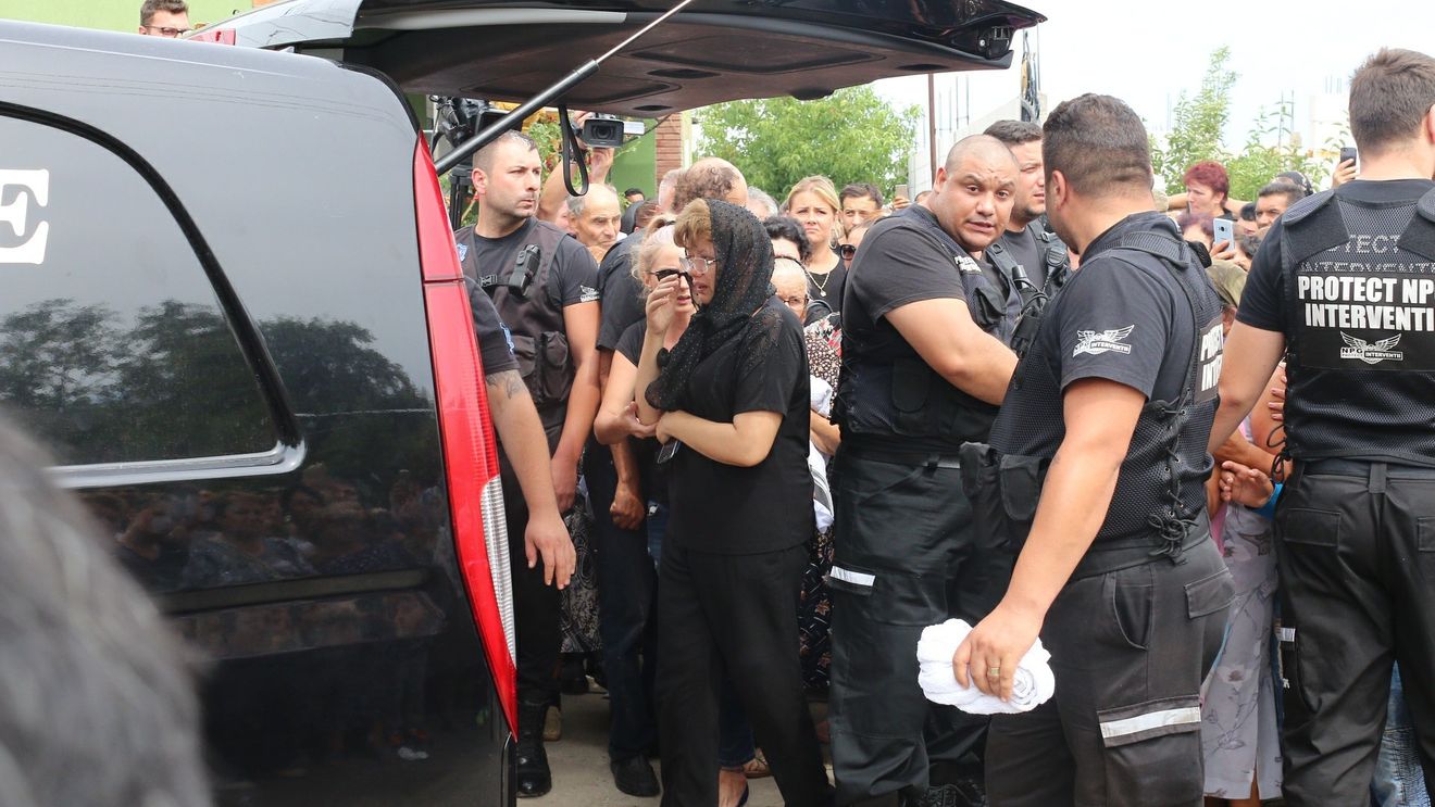 Am aflat motivul scandalului. De ce s-au certat părinţii Denisei în ziua înmormântării