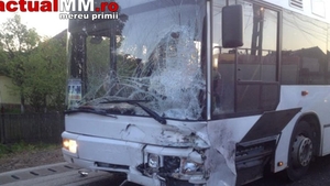 Accident grav intre un autobuz cu muncitori si un autoturism. Doua femei au MURIT