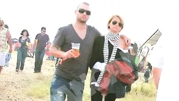 Oana Mares nu se mai ascunde de nimeni! L-a sarutat de mama focului in public!