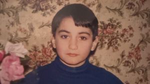 Recunoști cine este vedeta controversată din imagine? Este un milionar al României: „Tot de nota 10 am rămas”