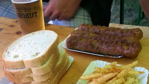 Cu câți lei a ajuns să se vândă un singur mic, la "împinge tava" în Mamaia. Cum a reacționat un turist când a văzut prețurile