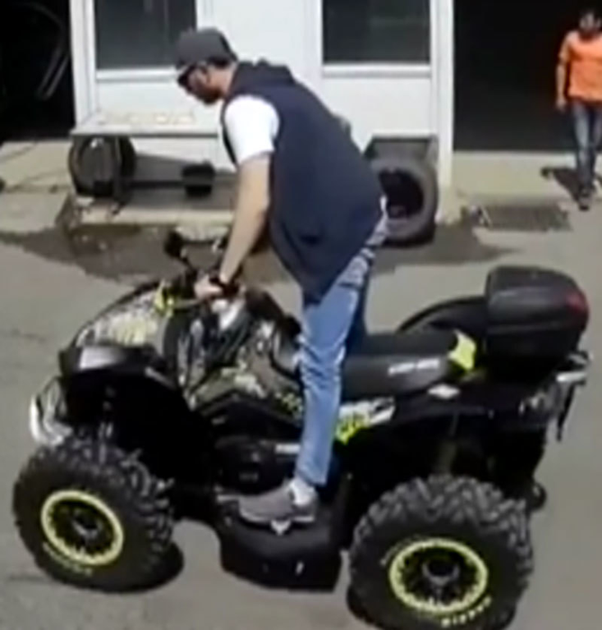 Hoţul testează ATV-ul pe care, ulterior, avea să-l fure