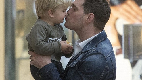 Celebrul MICHAEL BUBLE le-a dat tuturor fanilor o veste bună despre băieţelul său de numai trei ani care se luptă cu cancerul