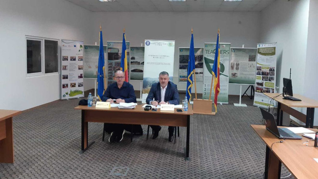 „ANAF-ul” Mediului duce lipsă de personal. „La registratură sunt doar doi oameni care gestionează intrarea documentelor, cu un pix şi cu o foaie. Avem, în medie, doar 0,7-0,8 inspectori fiscali pe judeţ”