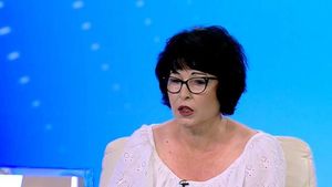 Complicate sunt căile iubirii! A părăsit-o din cauza părinților, dar ea nu poate trăi fără el. „Nu mai asculta de ai tăi, eu știu că mă iubești”