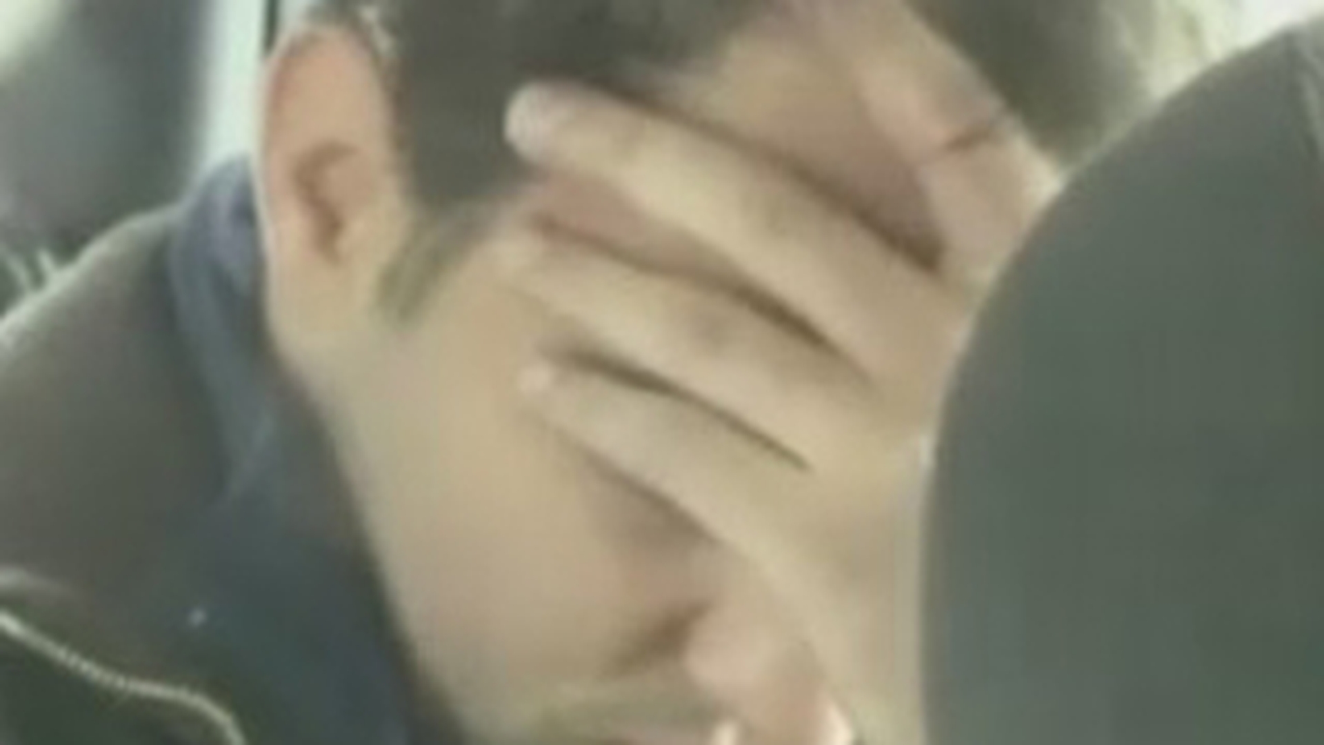 VIDEO La volan, desi nu-si putea folosi prea bine mana dreapta? Specialistii cred ca Huidu ar fi putut ramane fara reflexe intr-un moment de criza