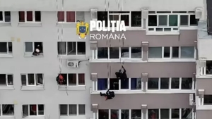 Intervenție dramatică în Sectorul 6! Mascații au escaladat un bloc pentru a salva o femeie