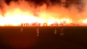 VIDEO Nebunie ca la derby-urile din Milano sau Roma! A luat foc stadionul la un meci din liga a V-a!