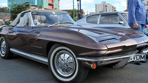 A inceput distractia de 1 mai! Romanii si-au scos automobilele la "Parada Masinilor de Epoca"