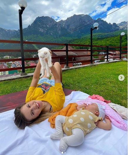 Emily Burghelea și-a plimbat micuța cu avionul! Ce i s-a întâmplat fostei asistente TV înainte de a urca
