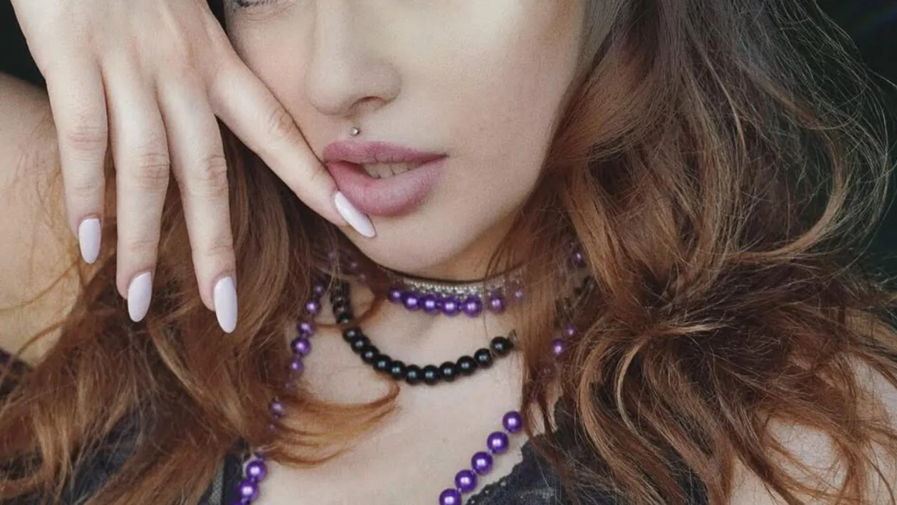 Pozau în cuplul perfect, dar iubitul îi făcea viața un coșmar! O cântăreață din România și-a făcut curaj și a rupt tăcerea: „Am avut coșmaruri nopți la rând”