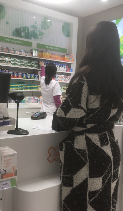 Farmacista îi aduce Ancăi medicamentele din rețetă