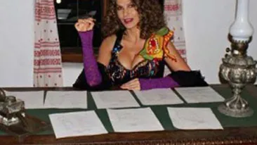 Anna Lesko a vizitat Casa Memoriala a lui Eminescu imbracata ca la concert! Uite ce decolteu generos a avut!